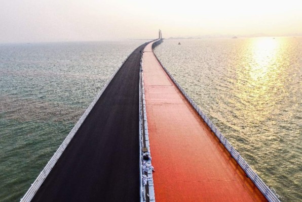 Inauguran megapuente que une China Continental con Hong Kong