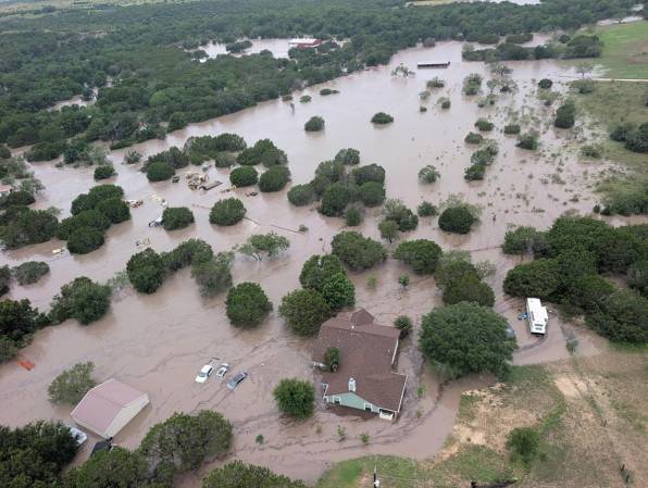 <i>Fotografía cedida por la Guardia Costera de los Estados Unidos que muestra una inundación en el área de Kerrville, Texas (EE.UU.). EFE/Guardia Costera de los Estados Unidos</i>