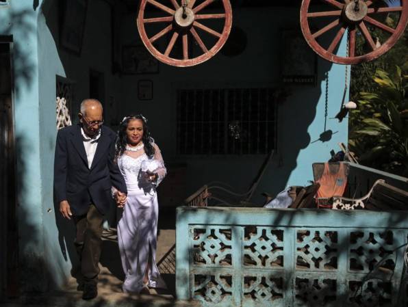 <i>Flor de María Gutiérrez, de 47 años, y René Fonseca, de 68, posan para una fotografía antes de casarse en una ceremonia civil gratuita el día de San Valentín en Managua el 14 de febrero de 2024. Unas 200 parejas se casaron en una ceremonia masiva organizada por el partido sandinista. emisora de radio en el marco de la celebración del Día de los Enamorados. FOTO OSWALDO RIVAS/AFP</i>