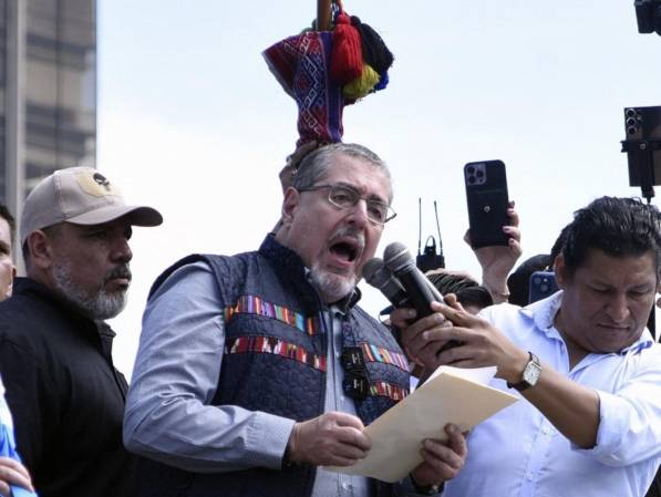 <i>El presidente electo de Guatemala, Bernardo Arévalo, habla con sus partidarios durante la conmemoración del 79.º aniversario de la Revolución que derrocó al dictador Jorge Ubico en 1944, en la Ciudad de Guatemala el 20 de octubre de 2023. FOTO ORLANDO ESTRADA / AFP</i>