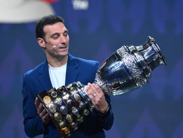 <i>(ARCHIVOS) El entrenador argentino Lionel Scaloni sostiene el trofeo de la Copa América en el escenario durante el sorteo final de la competencia de fútbol Conmebol Copa América 2024 en el James L. Knight Center en Miami, Florida, el 7 de diciembre de 2023. FOTO ANGELA WEISS / AFP</i>