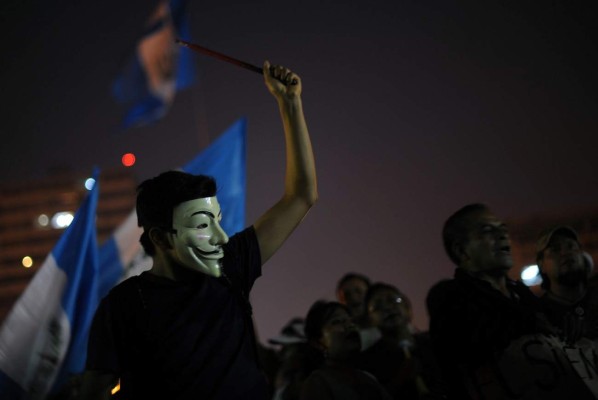 Guatemaltecos piden renuncia de Presidente y Vicepresidenta por corrupción