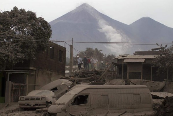 Casi 200 desaparecidos por erupción de volcán en Guatemala