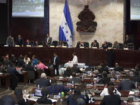 La iniciativa para abrirle juicio político al fiscal general fue aprobada por 93 diputados -de cuatro bancadas-, de los 128 que integran el Parlamento. (Foto: EFE)