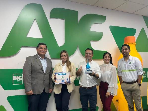 <i>AJE Nicaragua recibe reconocimiento global de Ecolab R3 por sus avances en eficiencia operativa y sostenibilidad. Foto de cortesía</i>