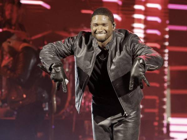 <i>En esta imagen publicada el 2 de agosto, Usher actúa en el escenario durante una grabación de la fiesta de barrio Living Black 2023 de iHeartRadio en Inglewood, California. Kevin Winter/Getty Images para iHeartRadio /AFPKEVIN WINTER / GETTY IMAGES NORTEAMÉRICA / Getty</i>