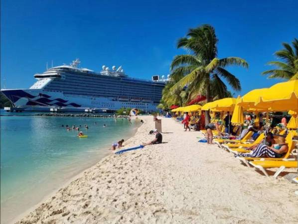 <i>Durante estos meses de diciembre y enero, el Puerto de Roatán espera recibir entre 35 y 40 cruceros cada mes. FOTO DIARIO EL HERALDO</i>