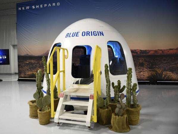 <i>Una cápsula de Blue Origin en exhibición el 11 de diciembre de 2021 en Van Horn, Texas. FOTO Patrick T. FALLON / AFP</i>
