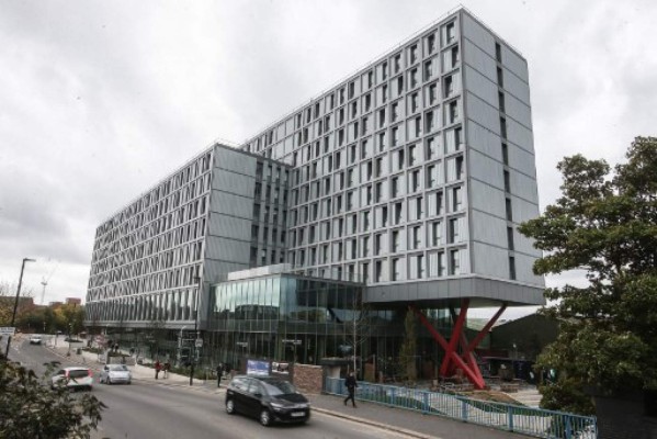 Old Oak: vivir con los amigos es una realidad