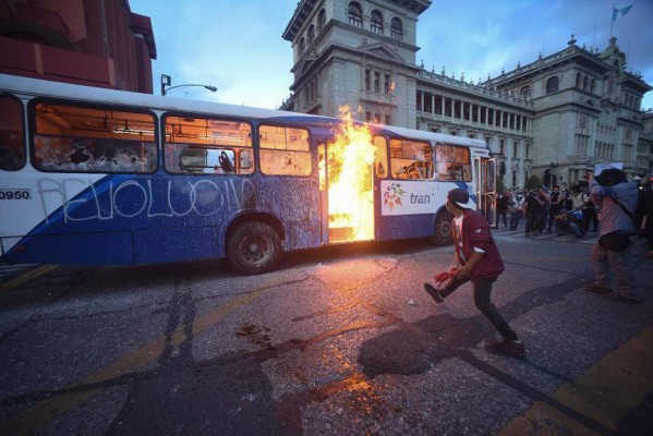 Miles vuelven a manifestarse contra corrupción en Guatemala