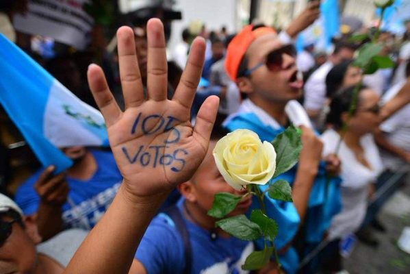 Guatemala: Otto Pérez Molina sin inmunidad y población celebra en la calle
