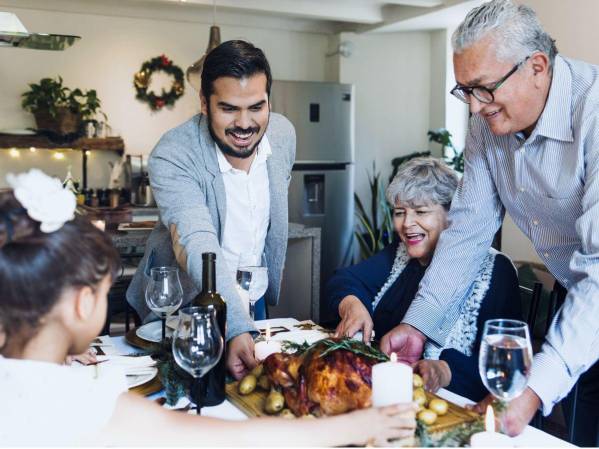 Planificar la compra de ingredientes, organizar turnos en familia y aprovechar las ventajas de cocinar por etapas permite disfrutar la temporada sin estrés y con más espacio para compartir. FOTO SHUTTERSTOCK