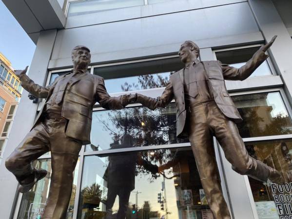 <i>Fotografía donde se observan las estatuas del presidente de los Estados Unidos, Donald Trump, y el fallecido delincuente sexual Jeffrey Epstein este jueves, en Washington (Estados Unidos). EFE/ David Toro </i>