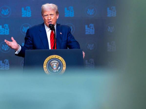 Donald Trump asegura que tiene las intenciones de trabajar con los trabajadores migrantes, por lo que en algunos casos, se les está enviando de vuelta a sus países con un permiso, para que vuelvan legalmente. Foto: EFE