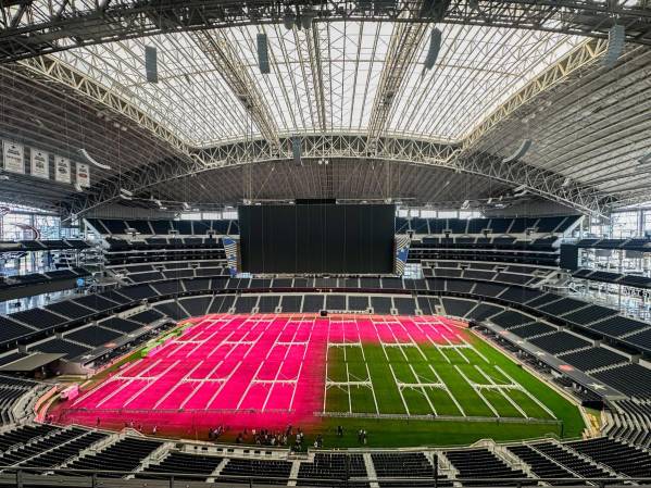 <i>Fotografía que muestra luces de cultivo sobre la cancha del estadio AT&amp;T, que recibirá varios partidos del Mundial FIFA 2026 este jueves, en Dallas (EE.UU.). EFE/Carlos Ramírez</i>