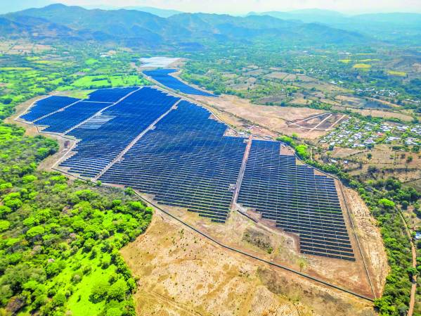 AES El Salvador opera 18 plantas solares, las que tienen una capacidad instalada de 186 MWn, que aportan cerca del 25 % de la energía solar.