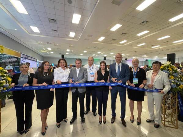 Representantes de la Junta Directiva y patrocinadores durante el corte de cinta de la EXPO Sostenibilidad.