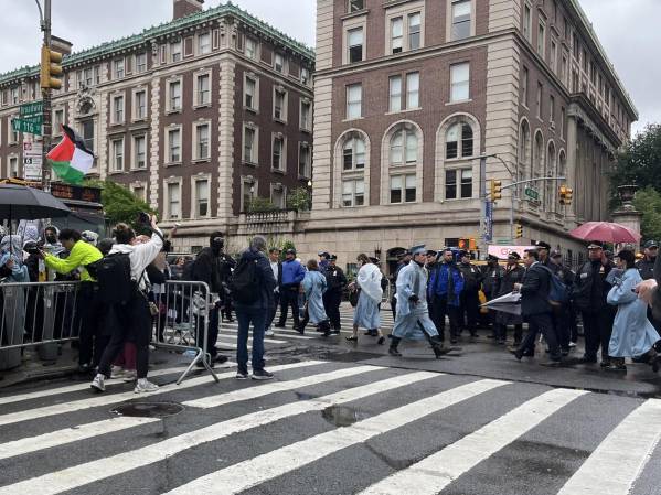<i>Imagen de archivo de agentes de la policía que organizan el tránsito durante una protesta en la puerta de la universidad de Columbia, en Nueva York (Estados Unidos). EFE/ Andrea Gallego</i>