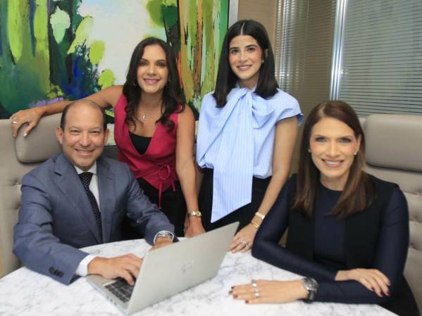 <i>De izquierda a derecha: Juan Barragán, VP Senior de Banca de Personas y Empresas; Susana Azar, VP de Consumo Directo y Medios de Pago; Farah Bhiku, Gerente de Producto del Programa Única, y Olivia Rodríguez, VP de Productos.</i>