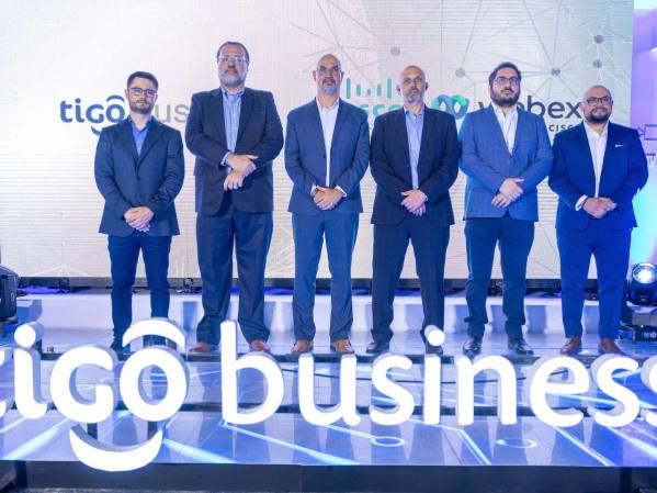 De izq. a der.: Jhon Ballesteros, Arquitecto Regional de Soluciones para Millicom; Giancarlo Orsenigo, Gerente de Producto Tigo Business; Rafael Villavicencio, Especialista de Soluciones de Colaboración de Cisco para Centroamérica; Salvatore Farina, Vicepresidente Tigo Business; Mauricio Trujillo, Jefe de Producto Tigo Business; Luis Romero, Gerente Regional de Cuentas de Cisco.