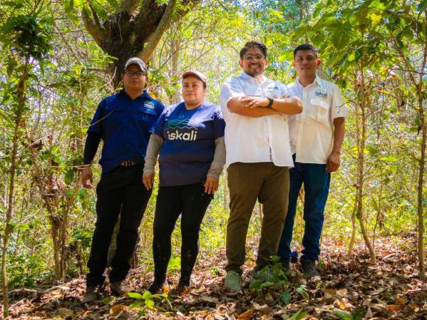 Por 120 años La Constancia ha formado parte del tejido de El Salvador. La empresa no concibe su crecimiento manera separada del desarrollo del entorno, compromiso que le ha dado vida a programas como ISKALI