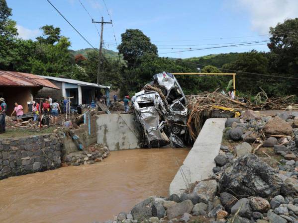 Personas remueven escombros por inundaciones en la aldea Rio Abajo este viernes, en Tegucigalpa, Honduras. Al menos 16 personas han muerto a causa de las lluvias que azotan el país desde finales de septiembre y la presidenta del país, Xiomara Castro, convocó al Sistema Nacional de Gestión de Riesgos (Sinager) para abordar la emergencia nacional. Foto: EFE/ Gustavo Amador