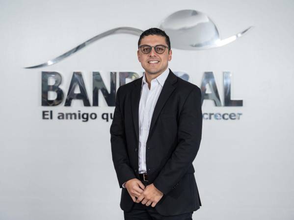 Francisco Urrutia, Gerente de Banca Empresarial en BANRURAL.