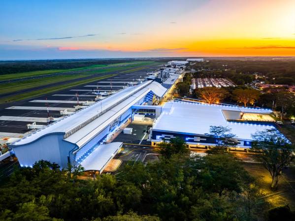 <i>Los puntos de servicio del aeropuerto internacional San Óscar Arnulfo Romero aumentaron de manera significativa, pasando de 82 a 122 posiciones de atención. Foto de cortesía</i>