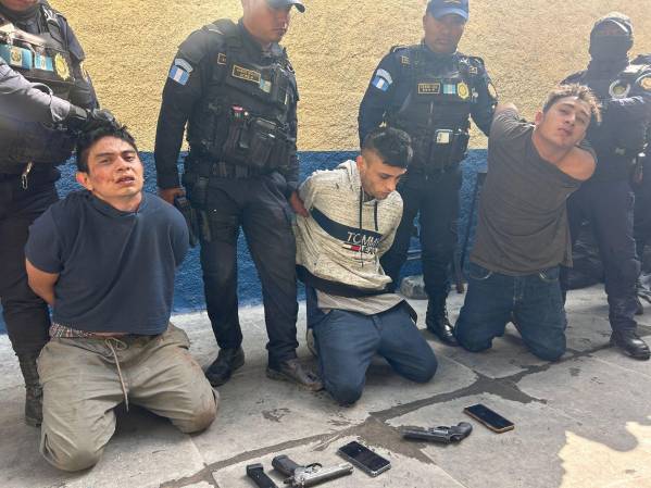 <i>Cuatro mareros del barrio 18 fueron capturados en la colonia Santa Fe, zona 13. Se les ha decomisado armas de fuego. Son presuntos responsables de atacar a policías en el sector. Foto de cortesía</i>