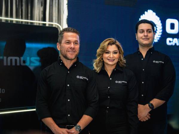 De izq. a der.: Roger E. Valladares, Director Comercial; Emma Mejía de Valladares, Directora de Mercadeo, y Julio Valladares, Director de Operaciones.