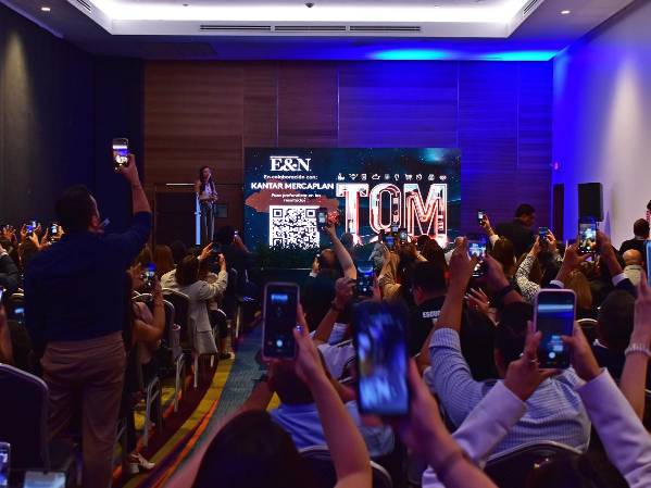 <i>El momento esperado llegó y todos tomaron sus celulares para captarlo. Develamos las marcas TOM para El Salvador. FOTO ÓSCAR MACHÓN / E&amp;N</i>