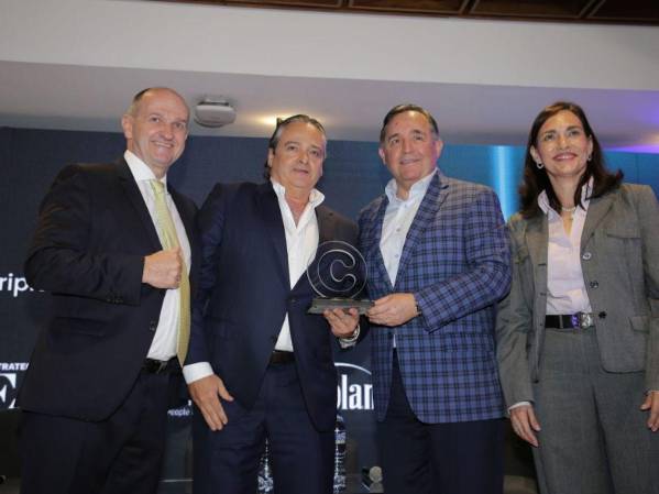 Mario Cordón recibie premio a nombre de Progreso, por ser una empresa Triple C, es decir, que logró ser reconocida como confiable en líderes, marcas y empresas. FOTO José Carlos Flores / E&amp;N