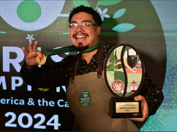 Luis, de Puerto Rico, ganador regional del campeonato de baristas de Starbucks.