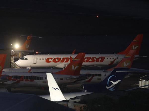 Fotografía que muestra aviones en la pista del aeropuerto internacional Simón Bolívar en Maiquetía (Venezuela). La aerolínea colombiana Avianca canceló sus vuelos a Venezuela luego de que la Administración Federal de Aviación de Estados Unidos (FAA) emitiera un aviso internacional que instó a extremar la precaución al sobrevolar ese país y el sur del mar Caribe. Foto: EFE/ Miguel Gutierrez