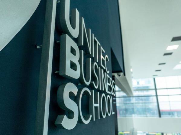 La sede de UBS en el centro corporativo Vertis facilita el networking y el aprendizaje colaborativo.