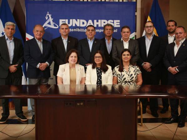 De der. a izq. Sres. Ricardo Jaar, Alberto Díaz Lobo, Figmy Farid Kattum, Mario R. Faraj, Salomon Ordóñez, Edward Bardales, Roberto Facusse, Miguel Medina, Rony Carrillo, Ana Clemencia Bueso, Claudia Sandoval y Lynda Marin.