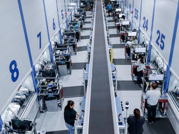 El sistema Kardex Shuttle tipo VLM integra automatización y almacenamiento vertical para aumentar la capacidad de inventario, reducir recorridos y agilizar la preparación de pedidos.