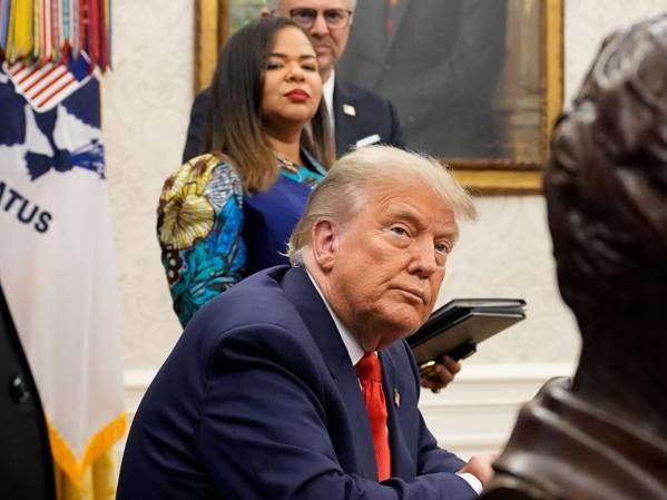 <i>Estas indicaciones, que comenzarán a hacerse efectivas en los próximos 30 días, apoya el embargo económico contra Cuba y se opone a medidas que se exigen el fin de este bloqueo en Naciones Unidas (ONU) y otros foros internacionales. FOTO Achivo. EFE/EPA/YURI GRIPAS / POOL</i>