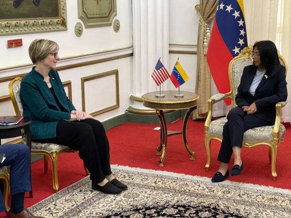 <i>Laura Dogu indicó, en la red social X, que se reunió con la presidenta encargada y su hermano y jefe del Parlamento, Jorge Rodríguez. Foto de cortesía</i>