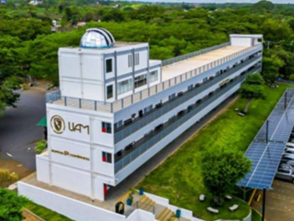 <i>El equipo de UAM se rige bajo estándares internacionales de calidad, respaldados por normativas como la ISO 21001:2018, Sistema de Gestión para Organizaciones Educativas, y la ISO 9001, orientada a la gestión de la calidad.</i>