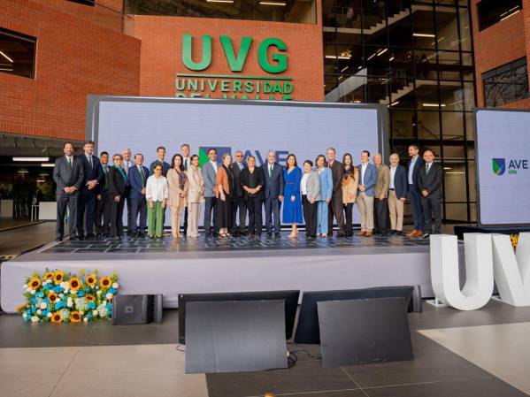 Roberto Moreno, Rector; Maribel Cruz, Vicerrectora de Expansión Académica; Miembros del Consejo Directivo y de la Fundación de la Universidad Del Valle de Guatemala.