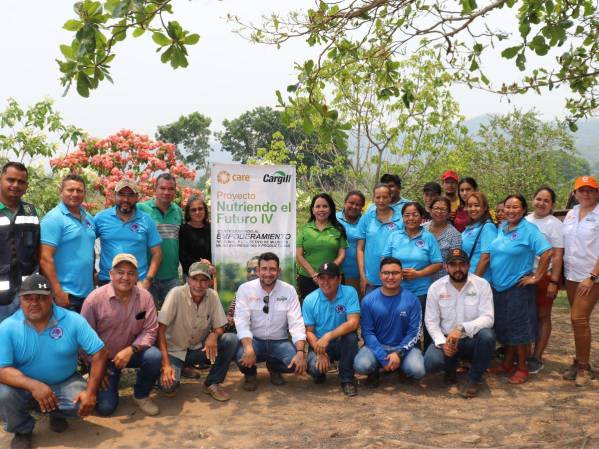 Para mejorar sus procesos y el rendimiento de las peceras, los productores de tilapia organizados en la ASAA reciben equipamiento, capital semilla, asesoría y capacitación de parte de Cargill Honduras y CARE.