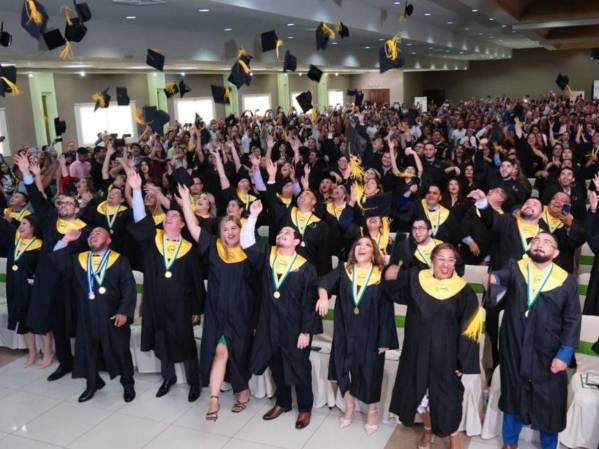 UTH y graduados celebran su éxito académico.