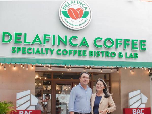 <i>Heberto Rivas y Mayerling Gurdián, matrimonio fundador de las cafeterías.</i>