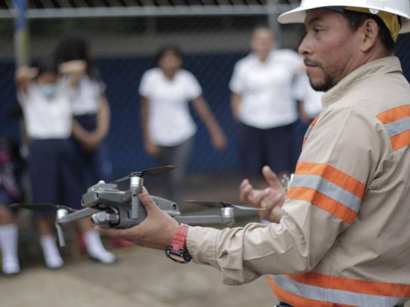 DELSUR trabaja con un voluntariado técnico corporativo en proyectos que fortalezcan habilidades STEM en niñas y jóvenes para incentivarles a estudiar carreras técnicas y a mediano plazo, ir reduciendo la brecha de género dentro del sector eléctrico salvadoreño.