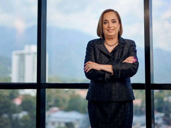 Marielena Ulloa Paguada de Pineda, Directora Legal.