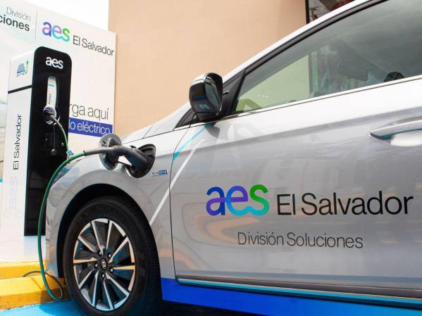 AES trabaja para contribuir con la descarbonización en el país.