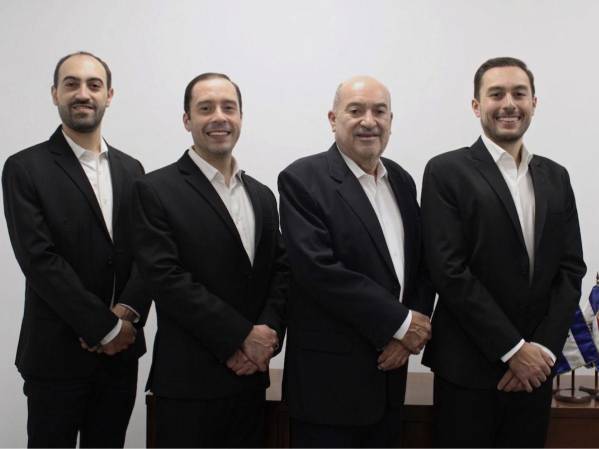 Por más de cuatro décadas, Grupo Rolsa ha construido una importante huella de negocios en la región. De izq. a der: Alejandro Roulet, Director de RRHH; Cristian Roulet, Director de Transformación y Tecnología; Rodolfo Roulet Noriega, Fundador de la empresa y Presidente de la Junta Directiva, y Rodolfo Roulet, CEO.