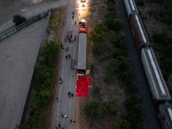 <i>En esta vista aérea, se puede ver como miembros de la policía investigaban un camión con remolque el 27 de junio de 2022 en San Antonio, Texas. FOTO ARCHIVO E&amp;N</i>
