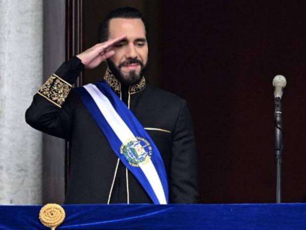 <i>Nayib Bukele empieza hoy su segundo periodo de gobierno luego de vencer a la oposición con un 85% de votos en las elecciones de febrero, donde ganó casi la totalidad del Congreso. Foto AFP</i>